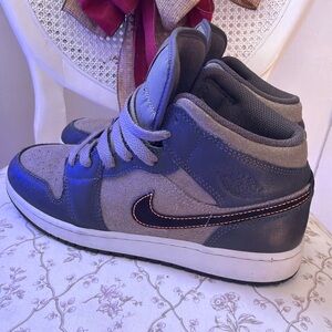 Air Jordan 1 Mid SE (GS) “Night Stadium” – Size 7 – Like New